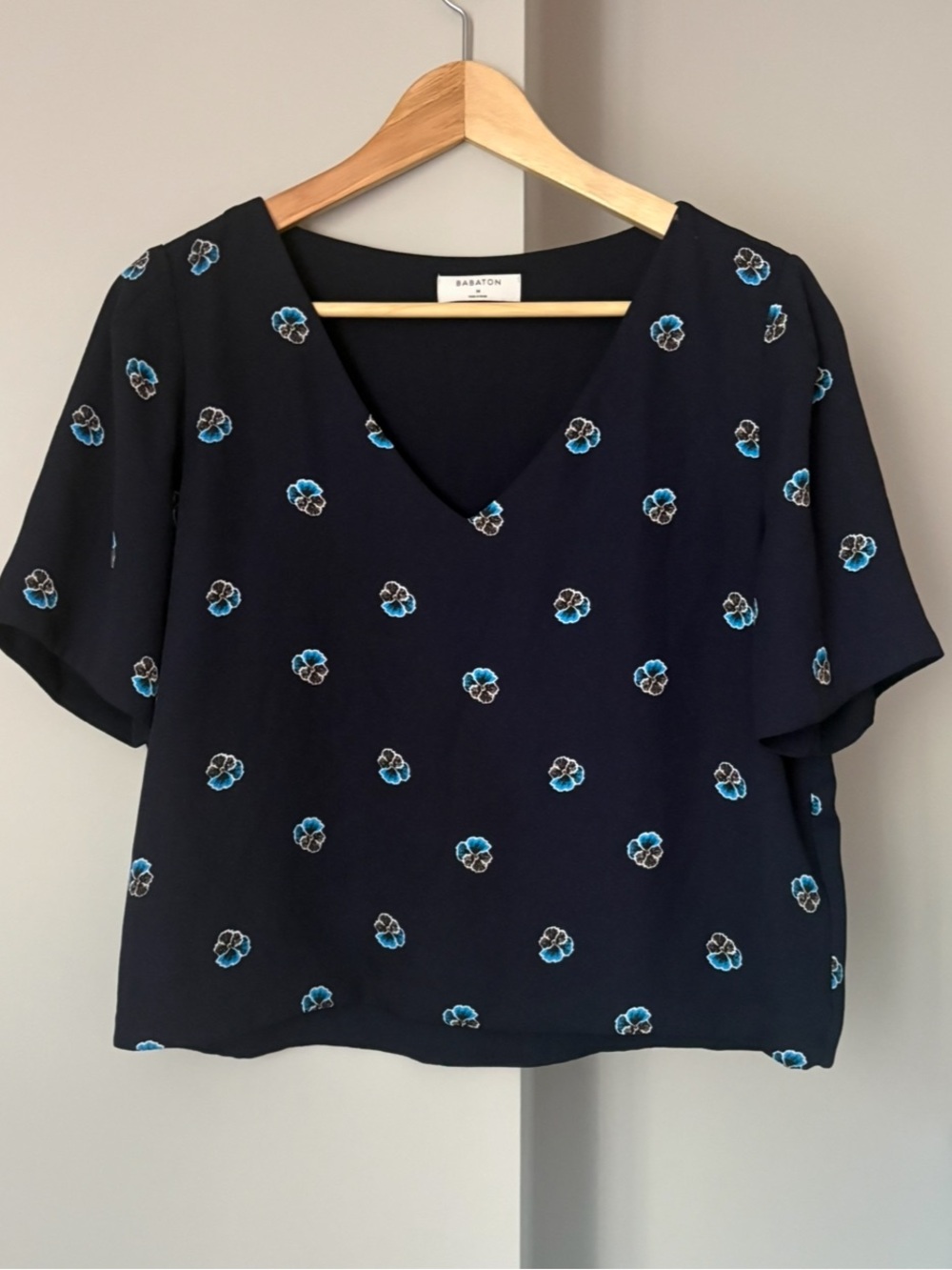 Babaton Aritzia Navy Floral V-Neck Boxy Top Size M - Picture 2 of 3